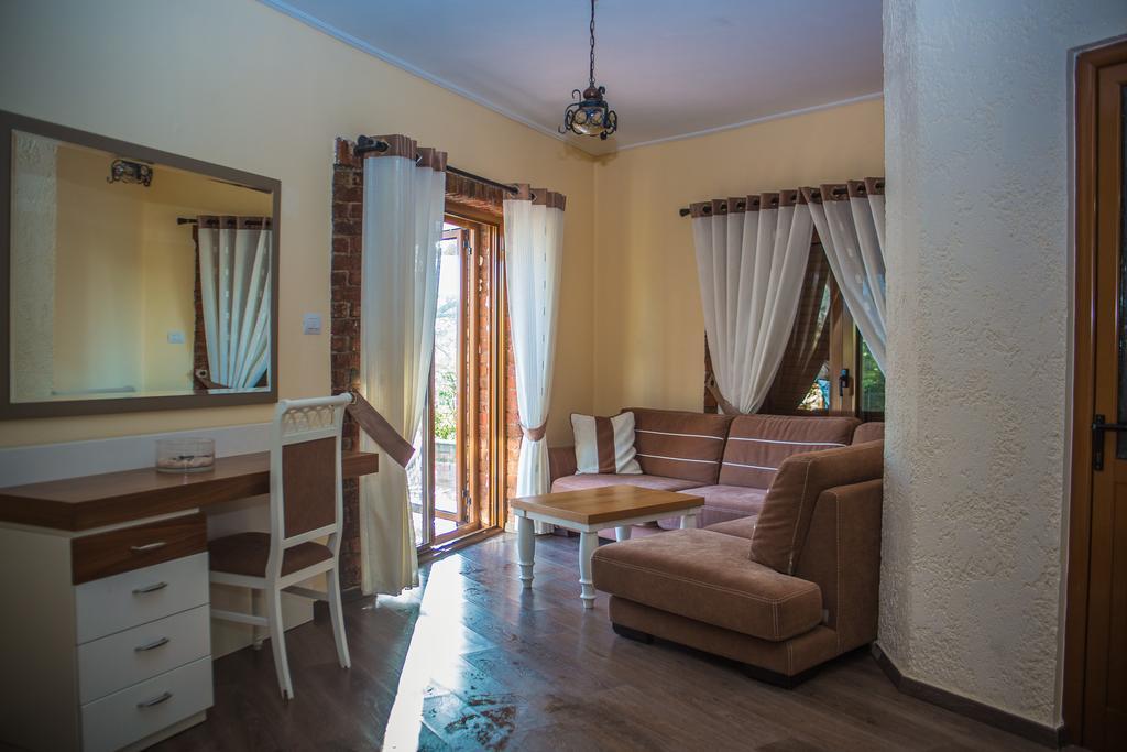 Hotel Livia Ксамил Экстерьер фото