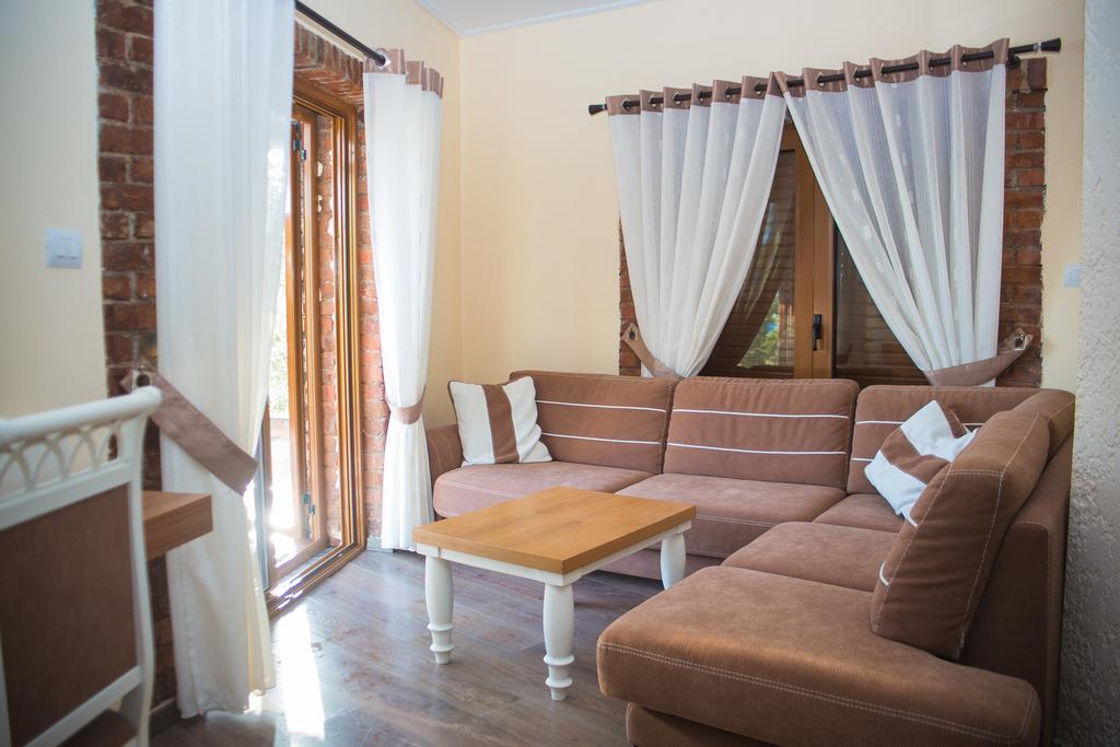 Hotel Livia Ксамил Экстерьер фото